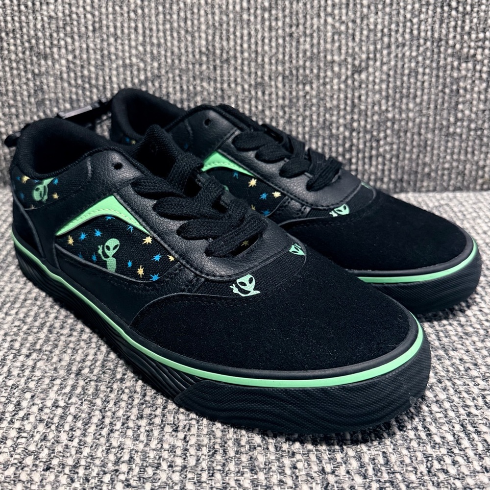 Airwalk Huntington Alien Print Black Green Kids Size 6 Sneakers NWT